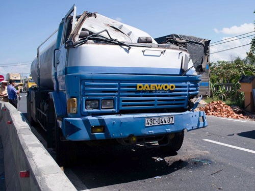 Lực lượng chức năng đang tiếp tục điều tra làm rõ nguyên nhân vụ tai nạn giao thông giữa xe bồn chở gas và xe tải