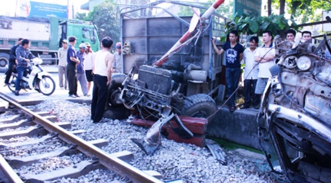 Tin tai nạn giao thông mới nhất trong ngày 20/4 đề cập đến vụ ô tô mất lái lao thẳng vào tàu hỏa