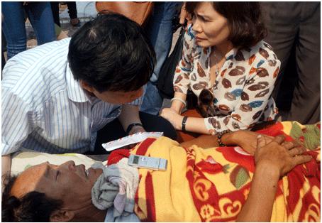 Đoàn công tác của Thành ủy Hà Nội tham hỏi ngư dân gặp nạn.