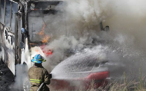 Một chiếc xe bus bị cháy tại hiện trường nơi xảy ra các vụ bạo lực liên quan đến ma túy tại bang Jalisco. (Ảnh: EPA)