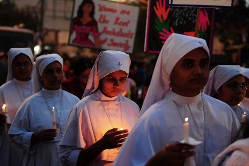 Những người biểu tình cầu nguyện cho nữ tu sĩ bị cưỡng bức ở Ấn Độ