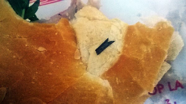 Ổ bánh mì có chứa lưỡi dao lam chị H. mua tại cơ sở bánh mì nhân thịt 24h trên đường La Sơn Phu Tử (Đà Lạt)