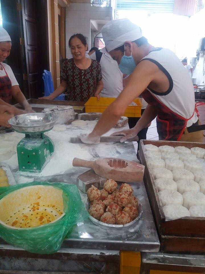  Nhân viên một xưởng sản xuất bánh trung thu tại Xuân Đỉnh, Từ Liêm, Hà Nội) “tay không nặn bánh” - vi phạm tiêu chuẩn ATVSTP.  