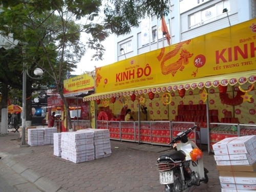 Nhiều quầy hàng bánh trùng thu bắt đầu được dựng ở các phố lớn của Hà Nội