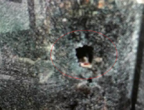 Vết đạn xuyên kính tại nhà của Trung tá Tùng
