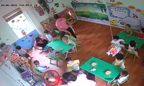 Lộ clip cô giáo mầm non bạo hành khi cho trẻ ăn