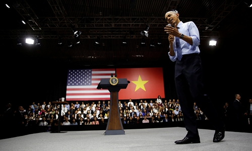 Ông Obama trong buổi tọa đàm tại TP. Hồ Chí Minh. Ảnh: Reuters