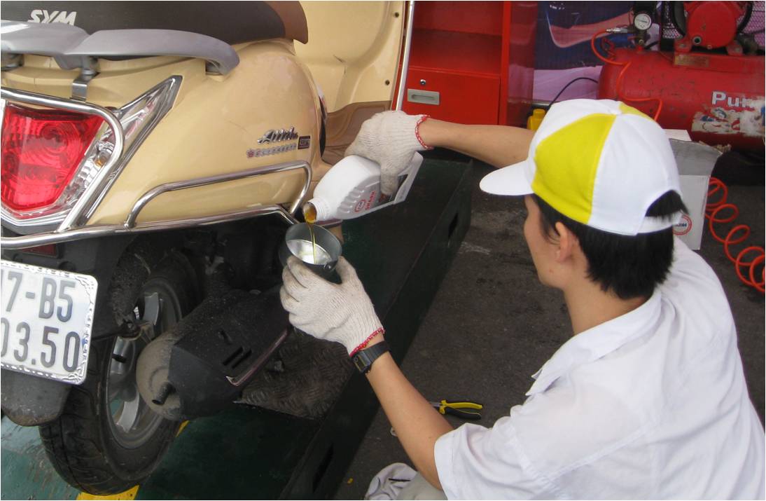 Bảo quản xe tay ga bền lâu với loại dầu nhớt phù hợp 