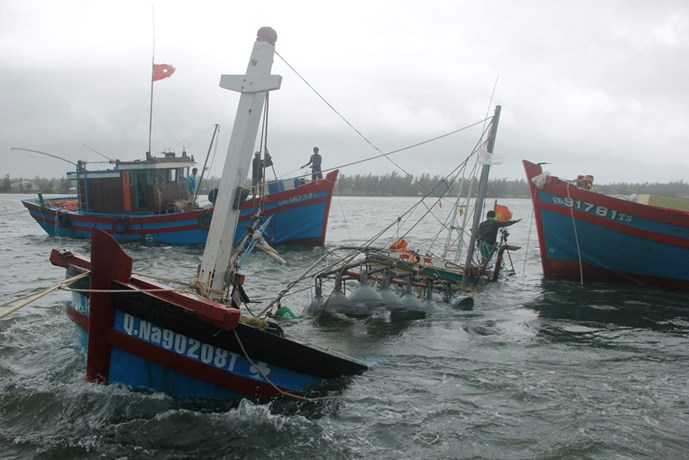 Tại Đà Nẵng, có 2 tàu cá gần bờ bị sóng đánh chìm, trong đó có 1 tàu neo đậu tại bãi ngang Mân Thái, 1 tàu ở bãi Bắc, Q.Sơn Trà. Ảnh: Hoàng Sơn