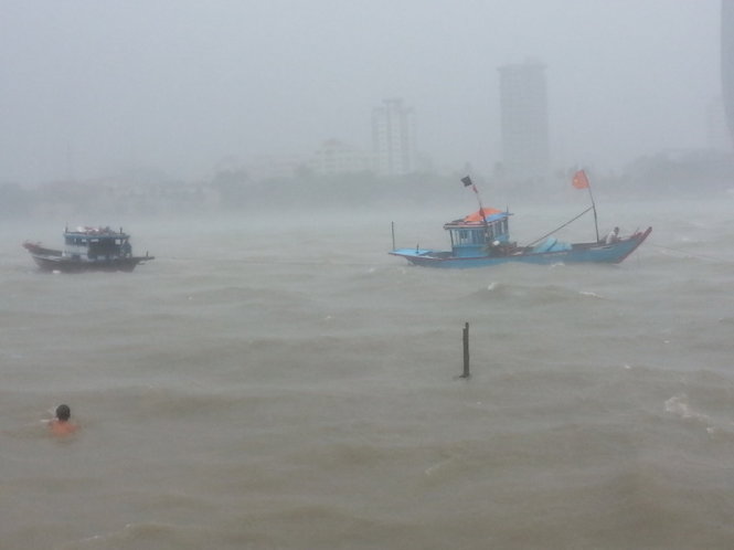 Tàu thuyền neo đậu trên sông Hàn bị sóng nước đánh mạnh
