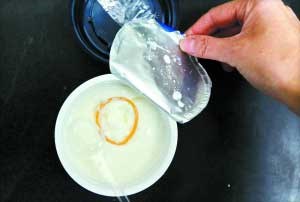 Chiếc bao cao su trong hộp sữa chua ăn dở tại Quảng Châu, Trung Quốc