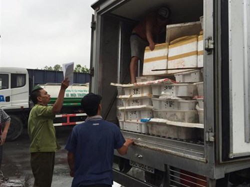 Lực lượng chức năng kiểm tra chiếc xe tải chở số lượng hải sản đang bốc mùi hôi thối trên đường tra Hà Nội tiêu thụ