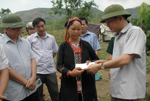 Phó chủ tịch tỉnh Yên Bái trao tiền hỗ trợ cho gia đình người dân bị thiệt hại bởi giống lớn và lốc xoáy