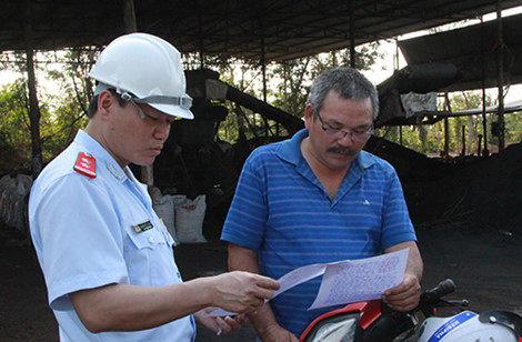 Thanh tra lập biên bản tại cơ sở sản xuất phân bón không phép ở Đắk Lắk