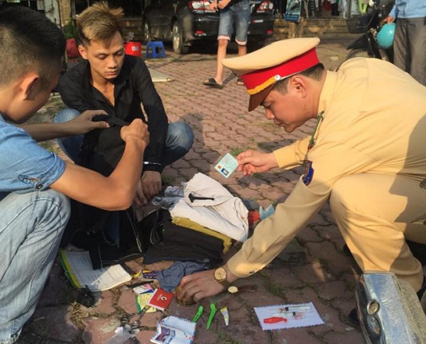 Thượng úy Nguyễn Tuấn Cường kiểm tra hành chính 2 người điều khiển xe máy có biểu hiện nghi vấn