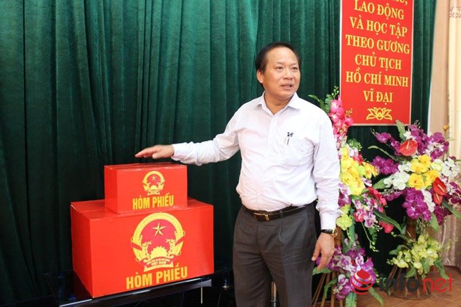 Bộ trưởng Trương Minh tuấn kiểm tra hòm phiếu bầu cử Quốc hội khóa 14 tại Tuyên Quang