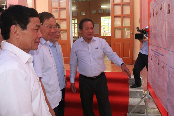 Bộ trưởng Trương Minh Tuấn kiểm tra việc niêm yết danh sách ứng cử viên tại các đơn vị bầu cử đại biểu Quốc hội 2016