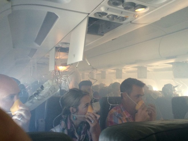 Khói tràn ngập trong khoang máy bay chở 147 người