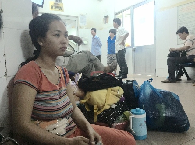 Chị Oanh (mẹ cháu bé 13 tháng tuổi bị chấn thương sọ não) thẫn thờ kể lại vụ việc