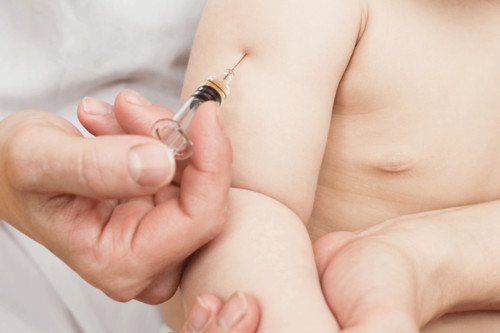 Được biết, sức khỏe cháu bé 3 tháng tuổi hoàn toàn bình thường trước khi được tiêm phòng vắc xin