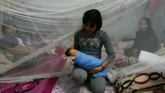 Chị Hoàng Thị Mai tạm thời đang là người chăm sóc cháu bé sơ sinh bị bỏ rơi