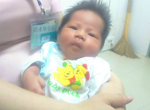 Bé bị bỏ rơi khi mới được 2 ngày tuổi tại bệnh viện đa khoa Nghệ An