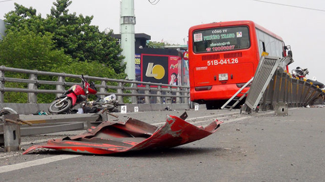 Hiện trường vụ tai nạn giao thông kinh hoàng trên cầu vượt do xe khách Phương Trang gây ra