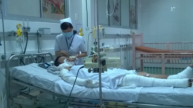 Bé gái Nguyễn Thị Kim Linh đang điều trị tại bệnh viện