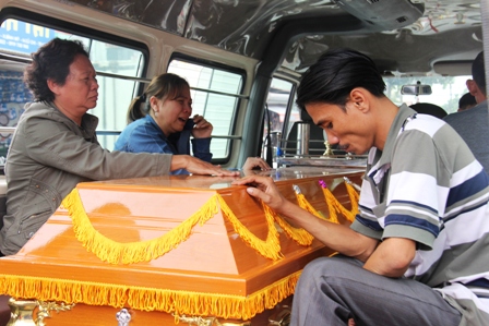 Gia đình đau khổ bên linh cữu bé Phúc đã chết ở Campuchia