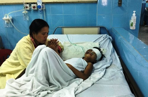 Bé gái Hồ Thị Ngọc H. đang nằm điều trị tại bệnh viện