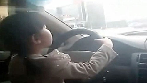 Ở Trung Quốc cũng từng xảy ra vụ việc bé lái ô tô trên đường cao tốc trong sự cổ vũ của bố mẹ
