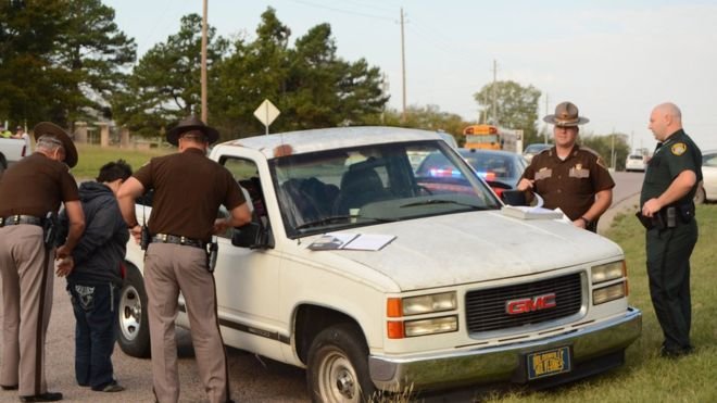 Cảnh bé lái xe ô tô trên đường cao tốc khiến cảnh sát địa phương sửng sốt