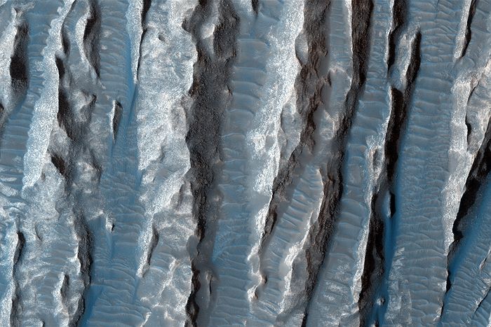 Những điêu khắc đá hình ngón tay xanh kỳ lạ trên bề mặt Sao Hỏa