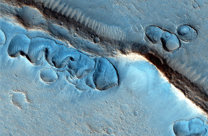 Các tảng băng hà dưới lớp cát bụi dày đặc dưới bề mặt Sao Hỏa, cội nguồn của trữ lượng nước trên hành tinh đỏ