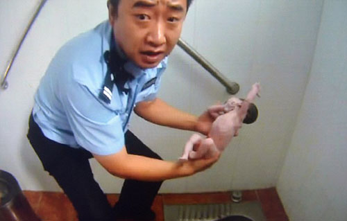 Cảnh sát Trung Quốc dùng tay không đưa bé sơ sinh ra từ bồn cầu nhà vệ sinh công cộng