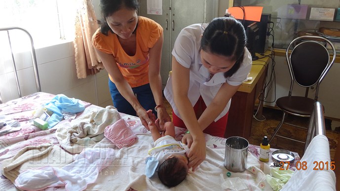 Các y tá tại Trạm y tế xã Bảo Quang tận tình chăm sóc bé 7 ngày tuổi