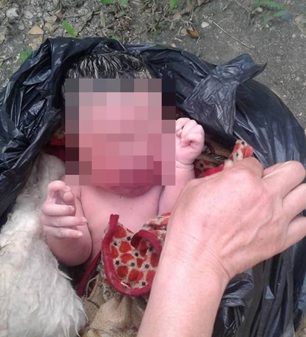 Bé trai nặng 3,3kg bị bỏ rơi trước cổng Trạm Y tế xã Phú Lộc