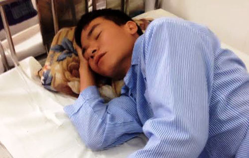 Nạn nhân Nguyễn Văn Nhất phải nhập viện cấp cứu sau khi bị bắn trọng thương bằng khẩu súng nhựa Trung Quốc