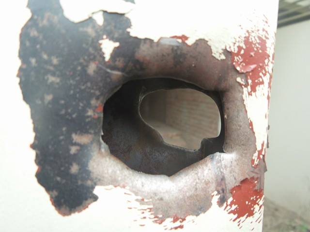 Mảnh kim loại vẫn còn găm sâu bên trong thân cánh cửa sắt