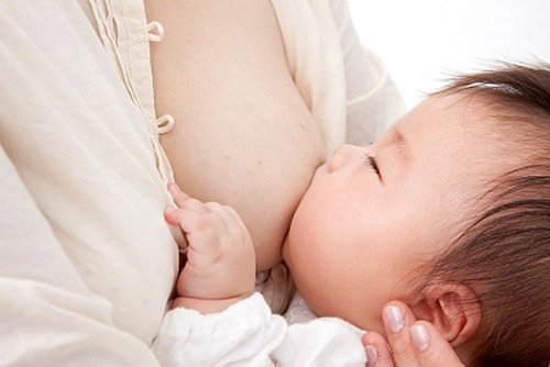 Sữa mẹ giúp giảm nguy cơ mắc bệnh bạch cầu ở trẻ nhỏ