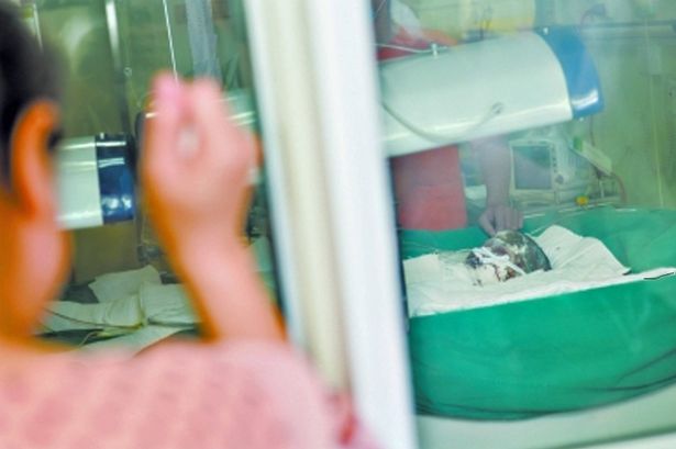 Bé Ma Jie, 7 tuổi được chuẩn đoán mắc chứng bệnh lạ khiến da trên cơ thể bị bong tróc toàn bộ. Ảnh Mirror