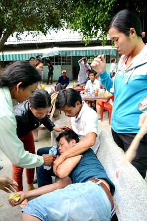 Anh Nguyễn Thành Long – chồng của bệnh nhân đang nằm ngất lịm trên ghế đá ở bệnh viện khi hay tin vợ đã tử vong