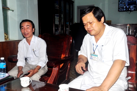 Bác sĩ Tô Mười (bên phải) – Giám đốc bệnh viện cùng bác sĩ Nguyễn Bảy (bên trái) – Trưởng ê kíp trực trao đổi thông tin với phóng viên