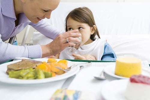 Khi trẻ bị sốt, cha mẹ cần chú ý tới việc bù nước và hạ sốt cho trẻ