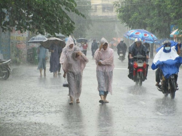 Trong mùa mưa bão, lũ, người dân phải đối diện với bệnh viêm da  do ảnh hưởng môi trường sống