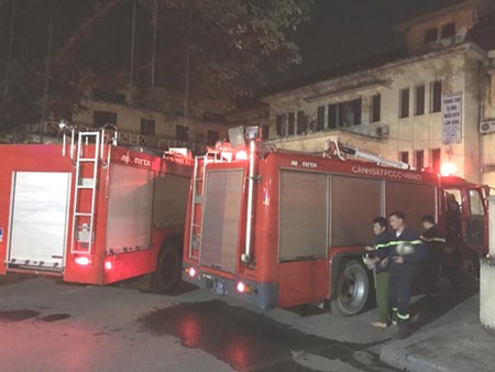 Bệnh viện Bạch Mai bốc cháy trong đêm khiến nhiều bệnh nhân hoảng hốt