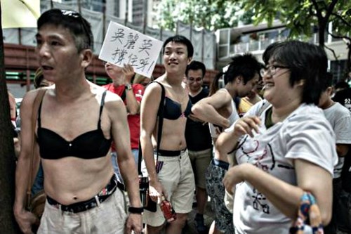 Nhiều nam giới khi tham gia biểu tình cũng mặc áo ngực của phụ nữ