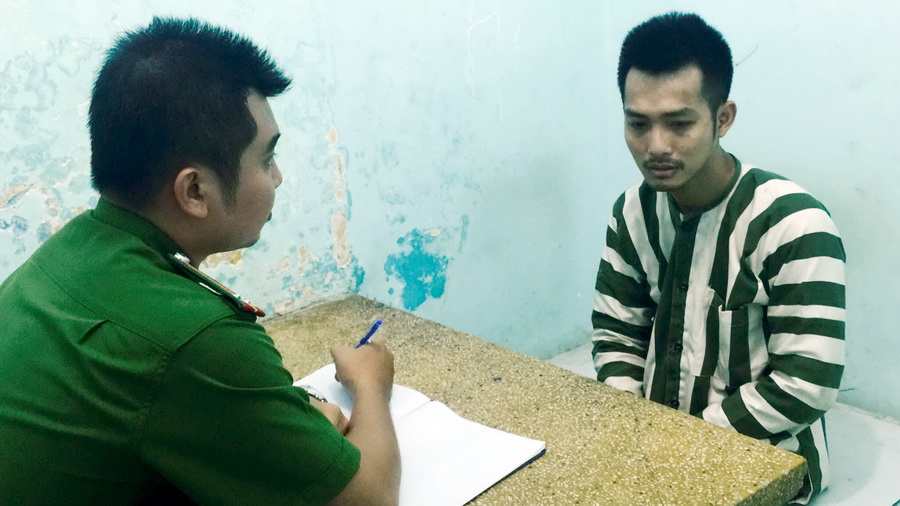 Nguyễn Quang Long (phải) cho biết vì bị trĩ mà không có tiền chạy chữa nên làm liều