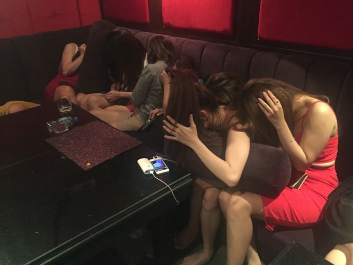 Các nữ tiếp viên karaoke ăn mặc ‘mát mẻ’ tại khách sạn N.S (TPHCM)