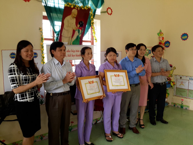 Sở Giáo dục - Đào tạo Nghệ An tặng giấy khen cho hai cô giáo mầm non dũng cảm cứu trẻ dù bị ong đốt suýt chết